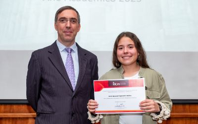 El Jefe Docente, Prof. Xavier Emery y la alumna destacada, María Ignacia Fernández.